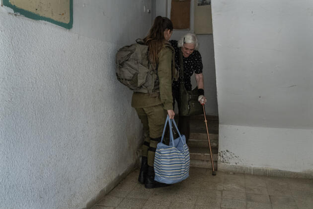 El 22 de octubre de 2023, el ejército israelí ayuda a los residentes de Kiryat Shmona en la Alta Galilea, al norte de Israel, que tienen dificultades para salir del interior del país.