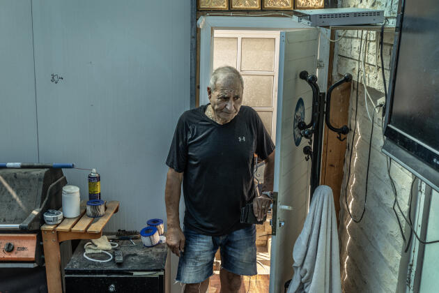 Yitzhak, de 78 años, espera un autobús de evacuación desde su casa en Kiryat Shmona, al norte de Israel, el 22 de octubre de 2023.
