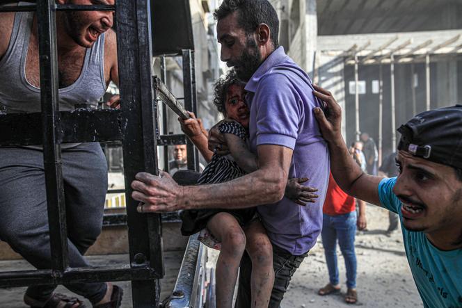 Evacuating the wounded after an explosion in the Zeitoun district of Gaza, October 18, 2023.