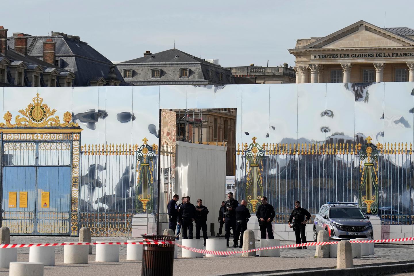 At the Versailles bomb threat trial: 'Louis XIV's throne is going to blow'