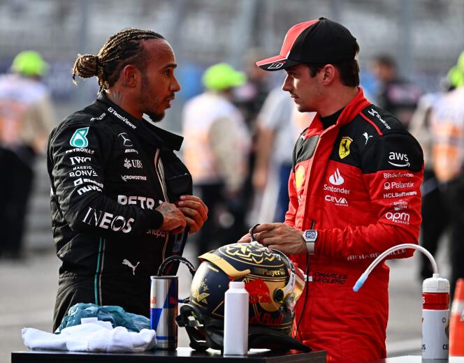 El británico Lewis Hamilton y el monegasco Charles Leclerc discuten después de la carrera de velocidad de Austin en Estados Unidos, el 21 de octubre de 2023.