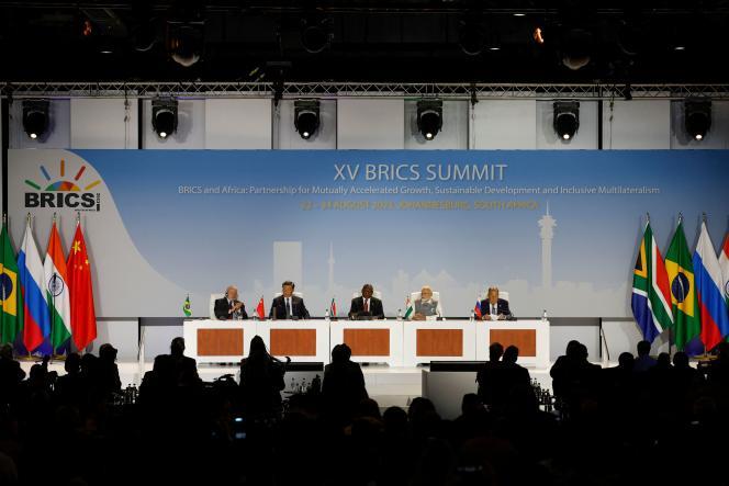 De izquierda a derecha, el presidente brasileño Luiz Inácio Lula da Silva;  el líder chino Xi Jinping;  el presidente sudafricano Cyril Ramaphosa;  el primer ministro indio, Narendra Modi;  Y el ministro de Asuntos Exteriores ruso, Sergei Lavrov, en la 15ª cumbre de los BRICS en Johannesburgo el 24 de agosto de 2023.