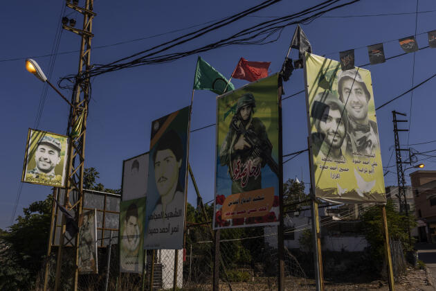 Des panneaux du Hezbollah, dans le sud du Liban, le 21 octobre 2023.