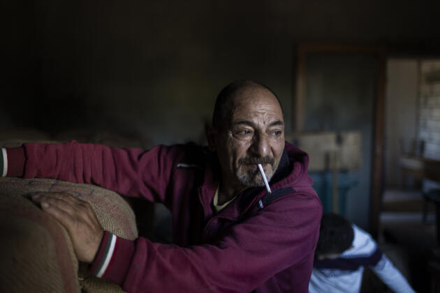 Le cultivateur de tabac Emile Habdouche, dans son entrepôt à Rmeich (Liban), le 21 octobre 2023.