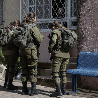 Kiryat Shmona, Israël, le 22 octobre 2023.

L’armée israélienne aide les habitants de Kiryat Shmona en difficulté pour être évacués vers l’intérieur du pays.

Photo Laurent Van der Stockt pour Le Monde