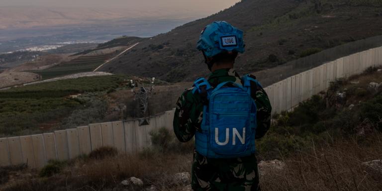 Kfar Kila, Lebanon. On October 10, 2023, a UNIFIL soldier observes the wall at the Fatima Gate. Diego Ibarra Sánchez for Le Monde