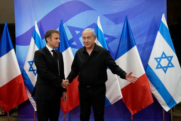 Le premier ministre israélien, Benyamin Nétanyahou, accueille le président français, Emmanuel Macron, avant leur entretien à Jérusalem, mardi 24 octobre 2023.