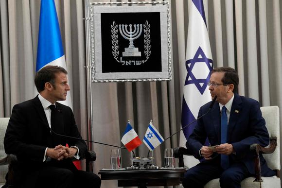 Le président français, Emmanuel Macron, rencontre le président israélien, Isaac Herzog, à Jérusalem, le 24 octobre 2023.