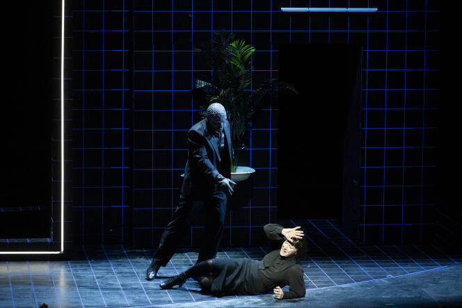 Le Messager des Esprits (Julian Orlishausen) et La Nourrice (Lindsay Ammann) dans « La Femme sans ombre », de Richard Strauss, à l’Opéra de Lyon, pendant la répétition générale, le 14 octobre 2023. 