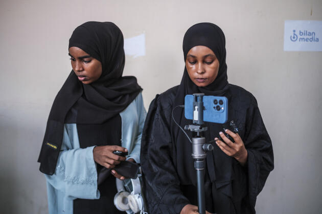 Shukri Mohamed Abdi (à gauche) et Farhio Mohamed Hussein préparent l’enregistrement d’une vidéo au studio de « Bilan », à Mogadiscio, le 18 octobre 2023. 