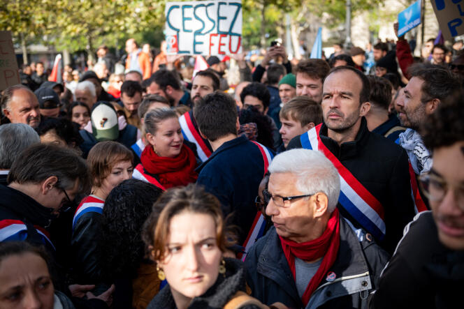 Manuel Bompard, coordinateur de La France insoumise, et Mathilde Panot, cheffe de file des députés « insoumis », lors de la manifestation en soutien à la population palestinienne, place de la République, à Paris, le 22 octobre 2023.

