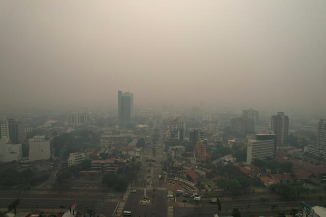 La ciudad de Santa Cruz (Bolivia), enfrentada a una fuerte contaminación del aire debido a grandes incendios forestales, 24 de octubre de 2023.