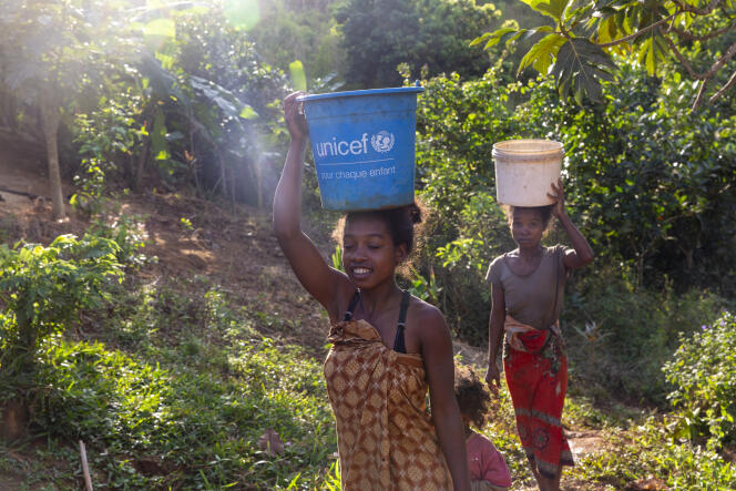 Des femmes rapportent de l’eau dans leur village dans l’est de Madagascar,, une région frappée plusieurs fois par des cyclones en 2022. 