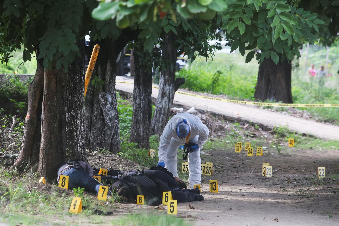 Au Mexique, deux attaques armées font au moins vingt-quatre morts, dont  treize policiers