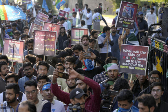 Des partisans d’un groupe d’étudiants du parti religieux Islami Jamiat-e-Talaba participent à un rassemblement contre les frappes aériennes israéliennes sur Gaza, afin de montrer leur solidarité avec le peuple palestinien, à Islamabad, au Pakistan, le mercredi 25 octobre 2023.