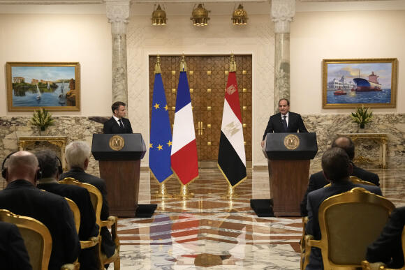 Le président égyptien, Abdel Fattah Al-Sissi (à droite), et le président français, Emmanuel Macron, tiennent une conférence de presse conjointe après leurs entretiens au Caire, en Egypte, le 25 octobre 2023.