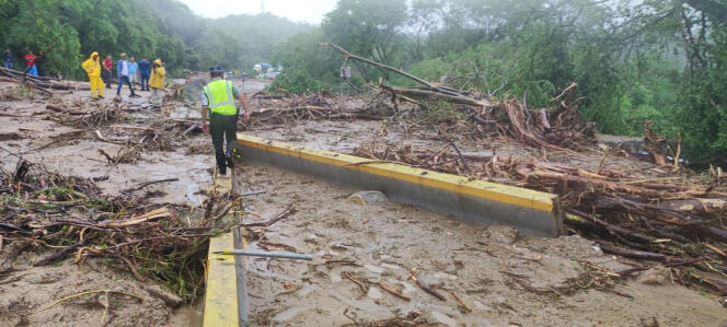 La carretera que conecta Chilpancingo con Acapulco, bloqueada por un deslizamiento de tierra provocado por el huracán Otis, en las afueras de Acapulco, el 25 de octubre de 2023.