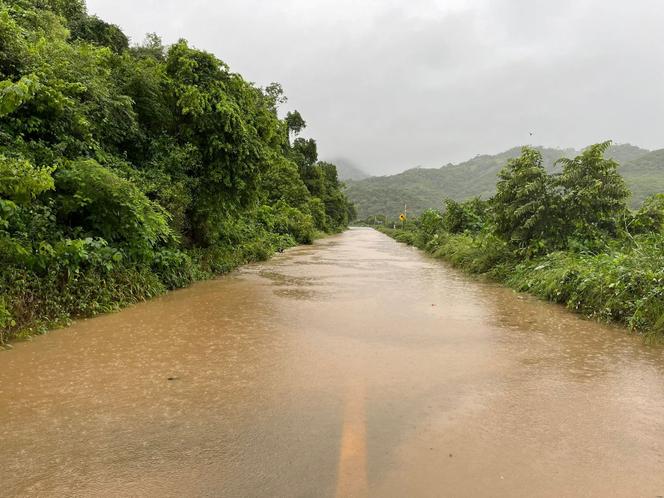 The highway that connects Chilpancingo with Acapulco is blocked after the Papagayo river overflowed its banks due to heavy rains caused by Hurricane Otis, in the town of Juan R Escudero, in Guerrero state, Mexico October 25, 2023. 