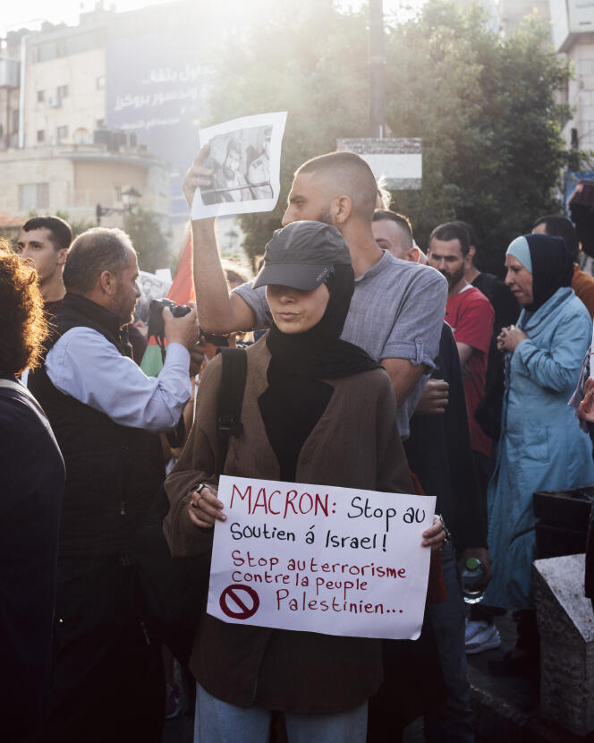 Manifestation à Ramallah (Cisjordanie) lors de la visite d’Emmanuel Macron à Mahmoud Abbas, le 24 octobre 2023.