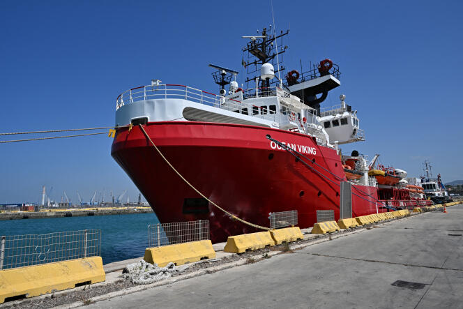 La nave di salvataggio “Ocean Viking” ha attraccato al porto di Civitavecchia, in Italia, il 14 luglio 2023.