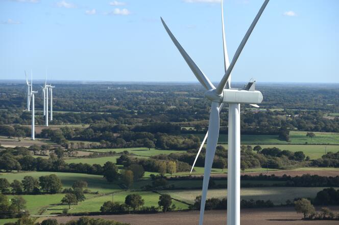 Une ferme éolienne dans les champs, à Saint-Père-en-Retz, en Loire-Atlantique, en octobre 2021.