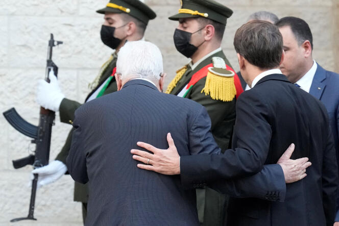 Emmanuel Macron, lors d’une rencontre avec le président de l’Autorité palestinienne, Mahmoud Abbas, à Ramallah, le 24 octobre 2023.
