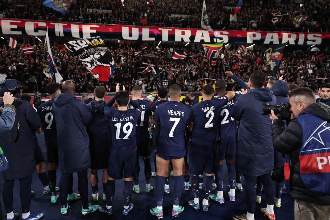 De spelers van Paris Saint-Germain vieren feest met hun fans na hun overwinning op Milan, op 25 oktober 2023, in het Parc des Princes, in de groepsfase van de Champions League.