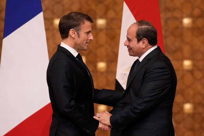 French President Emmanuel Macron and Egyptian President Abdel-Fattah el-Sisi shake hands at the end of a joint press conference in Cairo on October 25, 2023.
