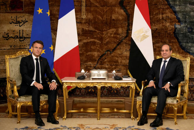 Le président français, Emmanuel Macron, et son homologue égyptien, Abdel Fattah Al-Sissi, au Caire, le 25 octobre 2023.