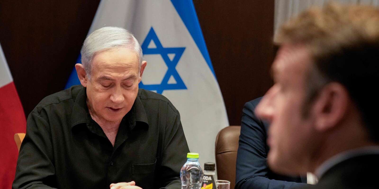 Le premier ministre israélien, Benyamin Nétanyahou, s’entretient avec le président français, Emmanuel Macron, à Jérusalem, le 24 octobre 2023. 