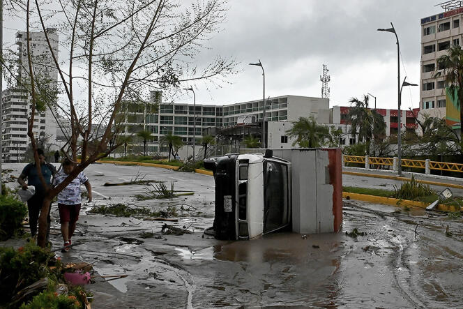 Een straat in Acapulco (Mexico) nadat orkaan Otis op 25 oktober 2023 voorbij was.
