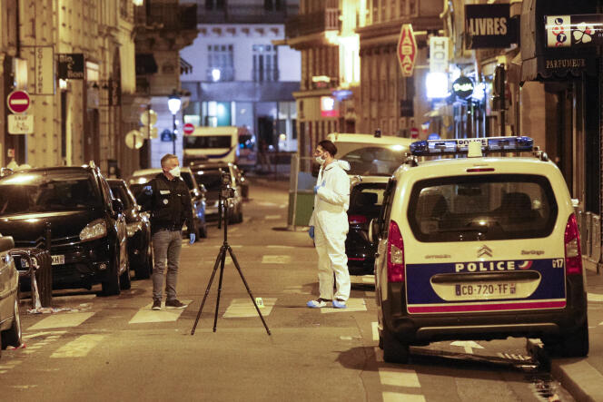 Des policiers, rue Saint-Augustin, à Paris, après l'attentat du quartier de l'Opéra, le 12 mai 2018.