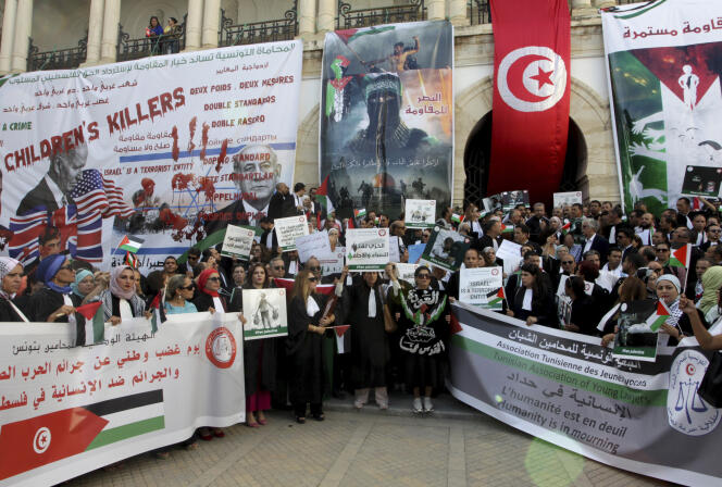 Une manifestation d’avocats tunisiens en solidarité avec les Palestiniens de Gaza, à Tunis, le 26 octobre 2023. (AP Photo/Hassene Dridi)