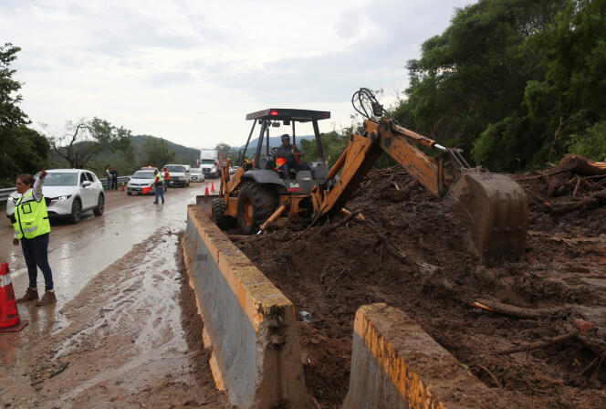 Un camino que conduce a Acapulco, después del huracán Otis, 25 de octubre de 2023.