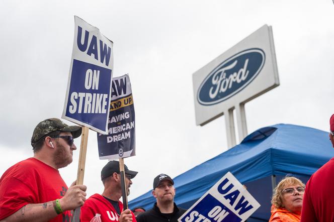 Members of the United Auto Workers (UAW) picket outside of the Michigan Parts Assembly Plant in Wayne, Michigan, on September 26, 2023. 