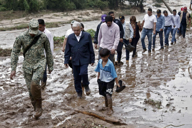 El presidente de México, Andrés Manuel López Obrador, en la localidad de Kilómetro 42, en el estado de Guerrero, el 26 de octubre de 2023.