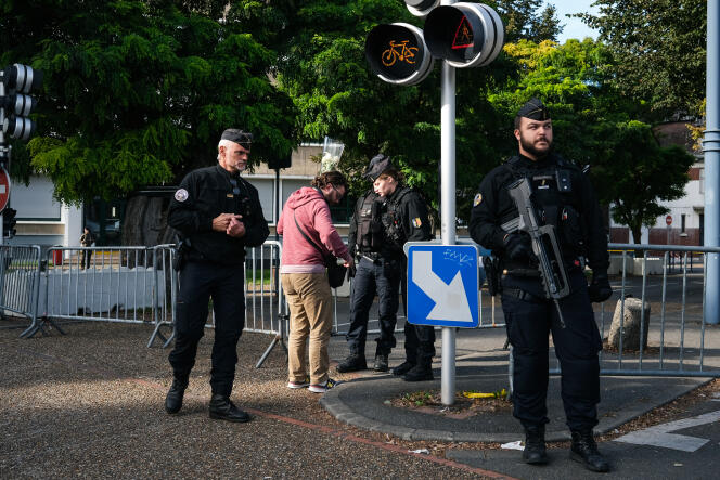 Los agentes de policía controlan a los que se dirigen al lugar del homenaje al profesor de francés asesinado, a la entrada del instituto Gambetta en Arras, el 16 de octubre de 2023. 