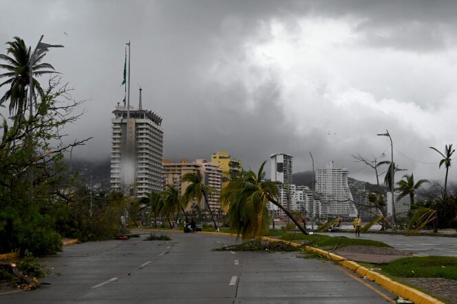 Een straat in Acapulco (Mexico) nadat orkaan Otis op 25 oktober 2023 voorbij was.