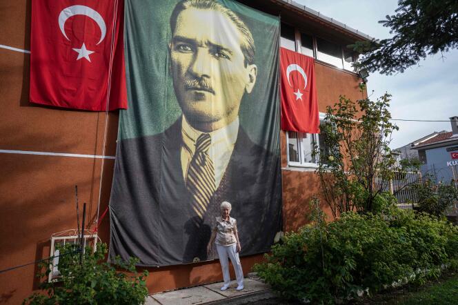 Un portrait d’Atatürk, à Edirne, le 25 octobre 2023.