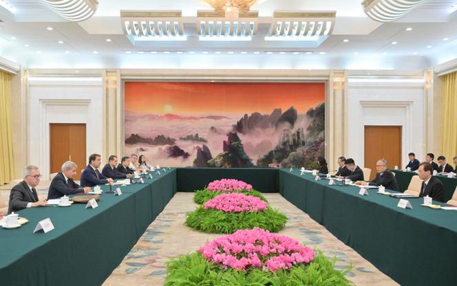 L’ancien ministre de l’intérieur Christophe Castaner (à gauche, au centre), à la table de Li Hongzhong (à droite, au centre), membre du Bureau politique du Parti communiste chinois, à Pékin, le 16 octobre 2023.