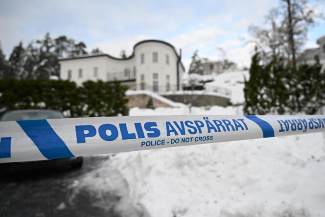 Acceso, bloqueado por la policía sueca, a la casa en la que fueron arrestados Sergei Skvortsov y su esposa, en Nacka, al oeste de Estocolmo, el 22 de noviembre de 2022.