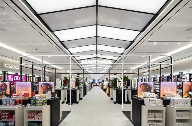 La tienda Sephora de los Campos Elíseos reabre tras seis meses de obras (en París, el 25 de octubre de 2023).