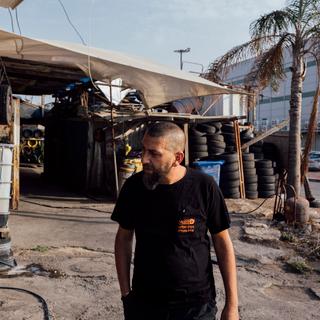 LUCIEN LUNG/RIVA PRESS FOR LE MONDE Easa Fayed, in his car repair garage, Haifa commercial and industrial zone, Israel, October 23, 2023.
