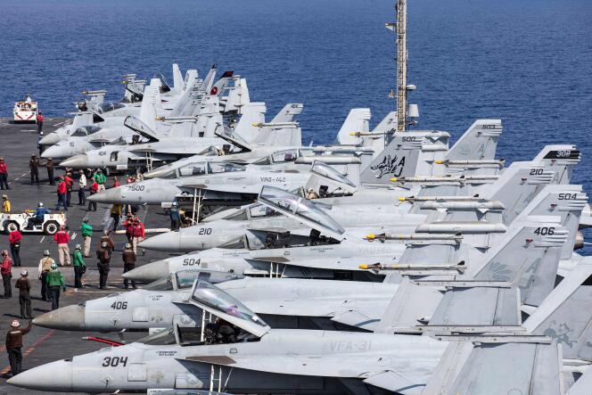Des avions F/A-18 Super Hornets se préparent aux opérations aériennes sur l’« USS Gerald R. Ford » (CVN) 78, en Méditerranée orientale, le 13 octobre 2023.
