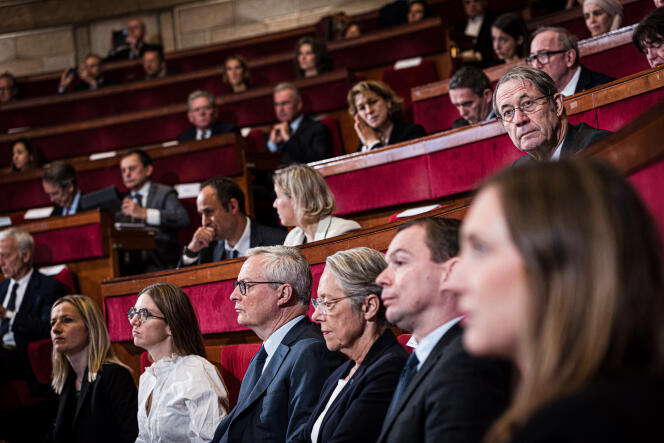 Elizabeth Bourne, tijdens een zitting van de Economische, Sociale en Milieuraad, omringd door een aantal ministers, in Parijs, 16 oktober 2023.