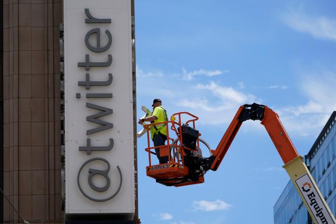 Un ouvrier procède au changement de nom sur le bâtiment du siège de Twitter à San Francisco, le 24 juillet 2023.