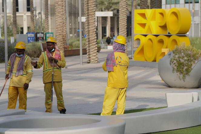 Des ouvriers nettoient une zone à Dubaï, aux Emirats arabes unis, le 3 octobre 2021. 
