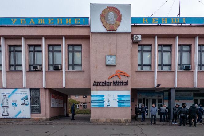 Des employés et des proches de salariés se rassemblent devant l’entrée de la mine d’ArcelorMittal à Kostenko, dans le centre du Kazakhstan, samedi 28 octobre 2023.