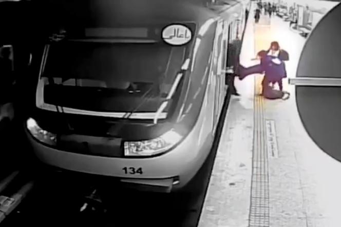 Sur cette image extraite d’une vidéo de surveillance diffusée par la télévision d’Etat iranienne, des femmes tirent Armita Geravand d’un wagon du métro de Téhéran, dimanche 1ᵉʳ octobre 2023.