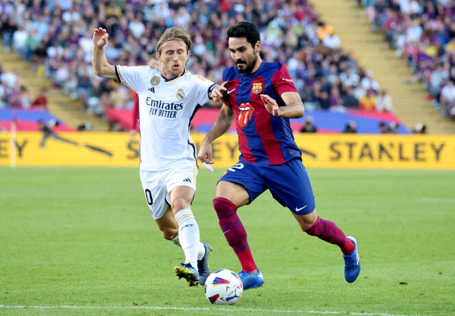 Luka Modric of Real Madrid and Ilkay Gundogan of FC Barcelona during a match between the two teams on October 28, 2023, in Barcelona.